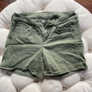 American Eagle green super stretch midi shorts US size 8